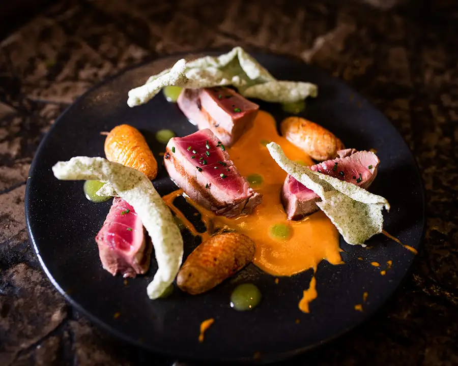 un plato de pescado fresco, cuyos ingredientes han sido cuidadosamente seleccionados por el restaurante Atxa y cocinados a la perfección