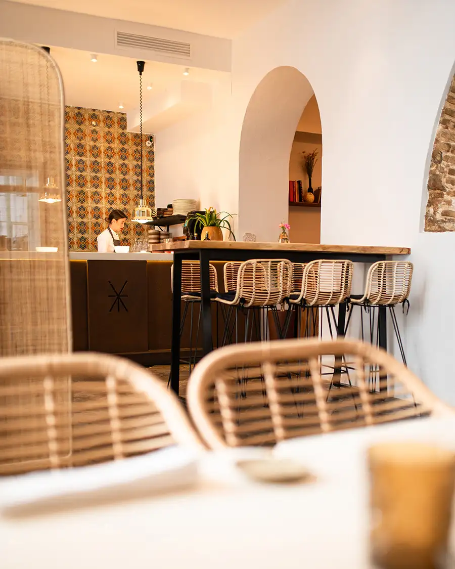 El ambiente del restaurante Atxa es cálido, tranquilo y relajante.