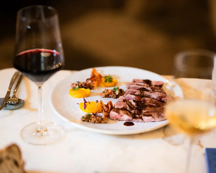 Presentación de una botella de vino Coloma, seleccionada y etiquetada por el restaurante Atxa