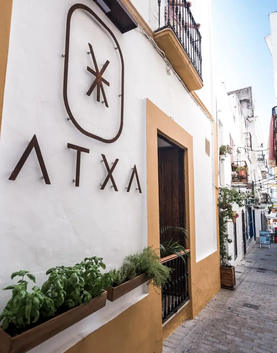 La fachada del restaurante Atxa, típica de las estrechas calles del centro de Tarifa